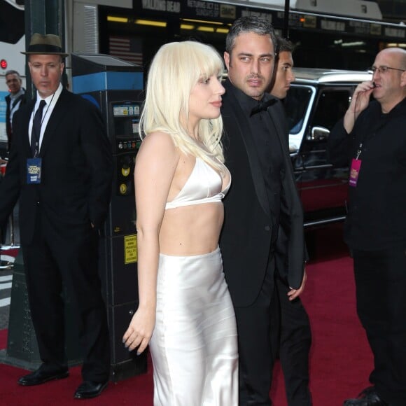 Lady Gaga et son compagnon Taylor Kinney arrivent à la soirée "Billboard's 10th Annual Women In Music" au Cipriani à New York le 11 décembre 2015