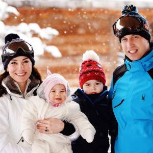 Kate Middleton, duchesse de Cambridge, la princesse Charlotte, le prince George et le prince William dans les Alpes françaises début mars 2016 lors d'un court séjour à la montagne, les premières vacances à la neige de George et Charlotte.