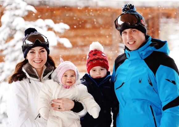 Kate Middleton, duchesse de Cambridge, la princesse Charlotte, le prince George et le prince William dans les Alpes françaises début mars 2016 lors d'un court séjour à la montagne, les premières vacances à la neige de George et Charlotte.
