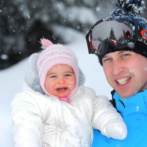 La princesse Charlotte de Cambridge et son père le prince William dans les Alpes françaises début mars 2016 lors d'un court séjour à la montagne, les premières vacances à la neige de George et Charlotte.