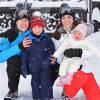 Le prince William et Kate Middleton avec leurs enfants le prince George et la princesse Charlotte de Cambridge devant l'objectif de John Stillwell dans les Alpes françaises début mars 2016 lors d'un court séjour à la montagne, les premières vacances à la neige de George et Charlotte.
