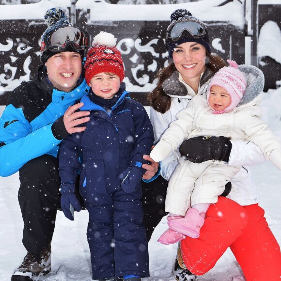 Le prince William et Kate Middleton avec leurs enfants le prince George et la princesse Charlotte de Cambridge devant l'objectif de John Stillwell dans les Alpes françaises début mars 2016 lors d'un court séjour à la montagne, les premières vacances à la neige de George et Charlotte.