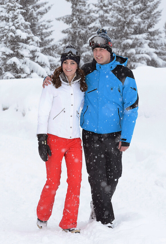 Kate Middleton et le prince William, duc et duchesse de Cambridge, dans les Alpes françaises début mars 2016 lors des premières (courtes) vacances à la neige de leurs enfants George et Charlotte.