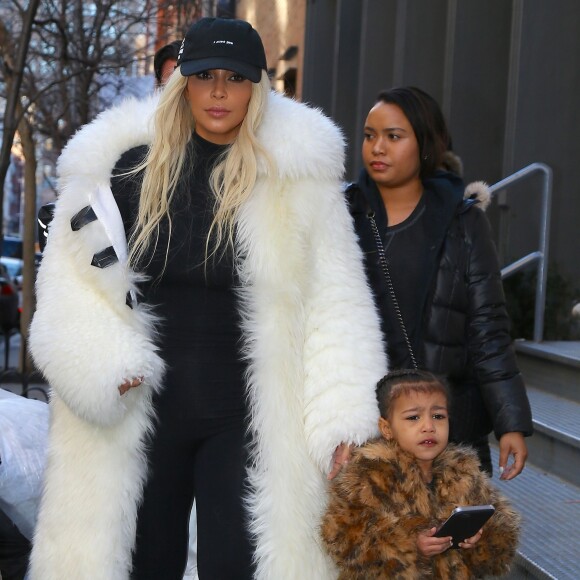 Kim Kardashian et sa fille North dans les rues de New York, le 14 février 2016.