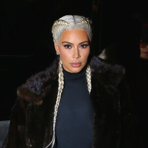 Kim Kardashian, les cheveux longs et blond platine, se promène dans les rues de New York, le 13 février 2016