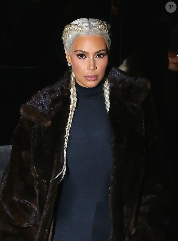 Kim Kardashian, les cheveux longs et blond platine, se promène dans les rues de New York, le 13 février 2016