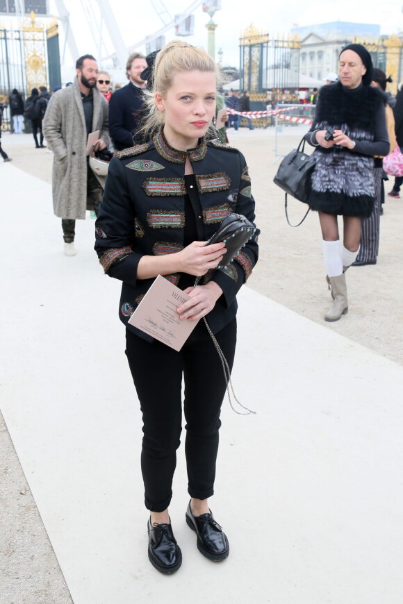 Mélanie Thierry arrive au jardin des Tuileries pour assister au défilé Valentino (collection prêt-à-porter automne-hiver 2016-2017). Paris, le 8 mars 2016.