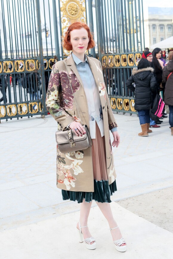 Karen Elson arrive au jardin des Tuileries pour assister au défilé Valentino (collection prêt-à-porter automne-hiver 2016-2017). Paris, le 8 mars 2016.