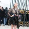 Dakota Fanning arrive au jardin des Tuileries pour assister au défilé Valentino (collection prêt-à-porter automne-hiver 2016-2017). Paris, le 8 mars 2016.