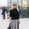 Jessica Hart arrive au jardin des Tuileries pour assister au défilé Valentino (collection prêt-à-porter automne-hiver 2016-2017). Paris, le 8 mars 2016.