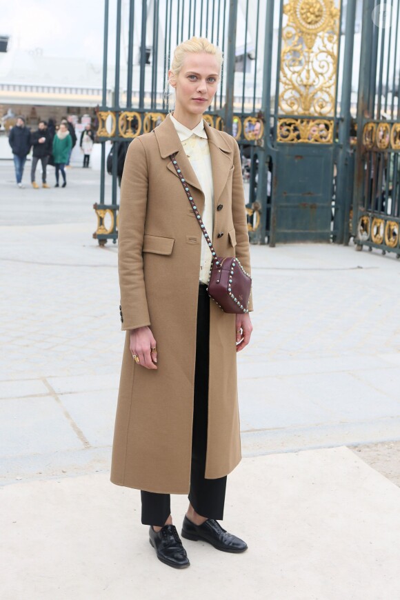 Aymeline Valade arrive au jardin des Tuileries pour assister au défilé Valentino (collection prêt-à-porter automne-hiver 2016-2017). Paris, le 8 mars 2016.