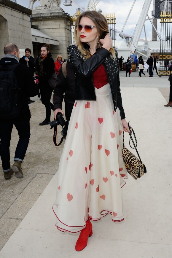 Abbey Lee Kershaw arrive au jardin des Tuileries pour assister au défilé Valentino (collection prêt-à-porter automne-hiver 2016-2017). Paris, le 8 mars 2016.