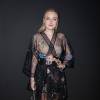 Dakota Fanning assiste au défilé Valentino (collection prêt-à-porter automne-hiver 2016-2017) à l'Espace Ephémère du jardin des Tuileries. Paris, le 8 mars 2016.