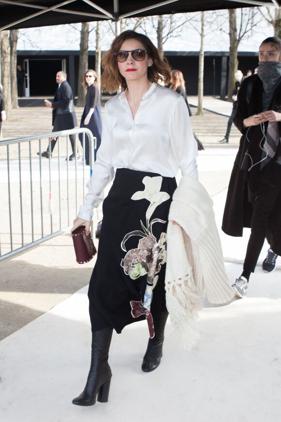 Clotilde Courau quitte l'Espace Ephémère du jardin des Tuileries à l'issue du défilé Valentino. Paris, le 8 mars 2016.
