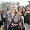 Dakota Fanning quitte l'Espace Ephémère du jardin des Tuileries à l'issue du défilé Valentino. Paris, le 8 mars 2016.