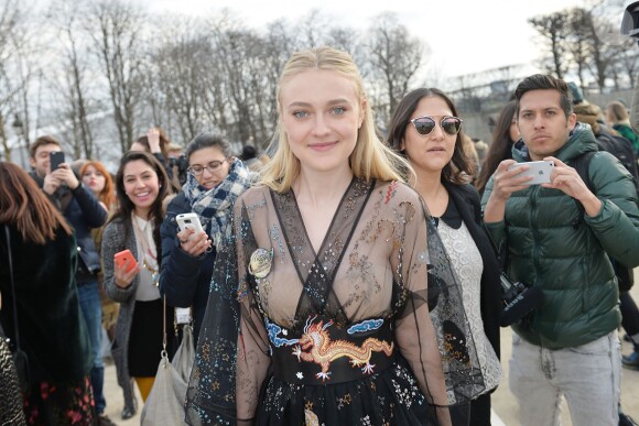 Dakota Fanning quitte l'Espace Ephémère du jardin des Tuileries à l'issue du défilé Valentino. Paris, le 8 mars 2016.