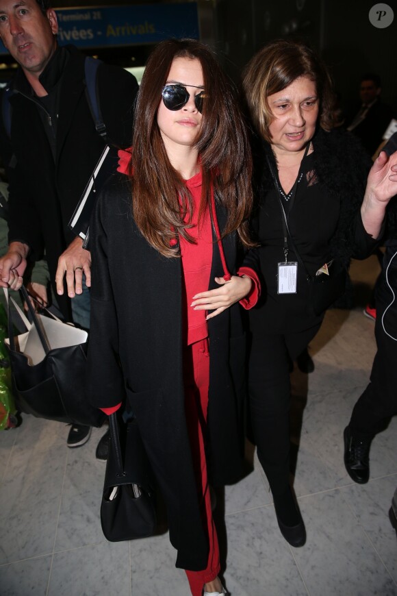 Selena Gomez à son arrivée à l'aéroport Roissy Charles-de-Gaulle à Paris le 8 mars 2016 © Cyril Moreau / Bestimage