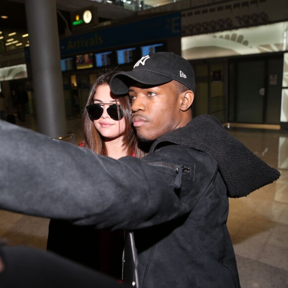 Selena Gomez à son arrivée à l'aéroport Roissy Charles-de-Gaulle à Paris le 8 mars 2016 © Cyril Moreau / Bestimage