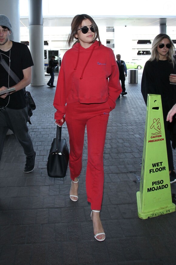 Selena Gomez arrive à l'aéroport LAX de Los Angeles. Le 7 mars 2016