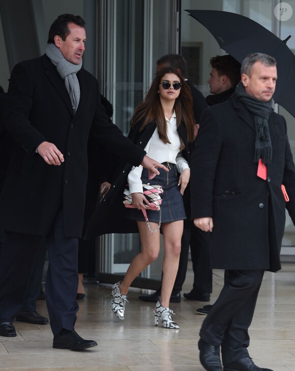 Selena Gomez quitte le défilé Louis Vuitton à Paris, France, le 9 mars 2016