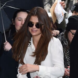 Selena Gomez arrive au défilé Louis Vuitton à Paris, France, le 9 mars 2016