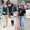 Jillian Michaels et Heidi Rhoades ainsi que leurs deux enfants au Farmer Market à Malibu, le 22 juillet 2012