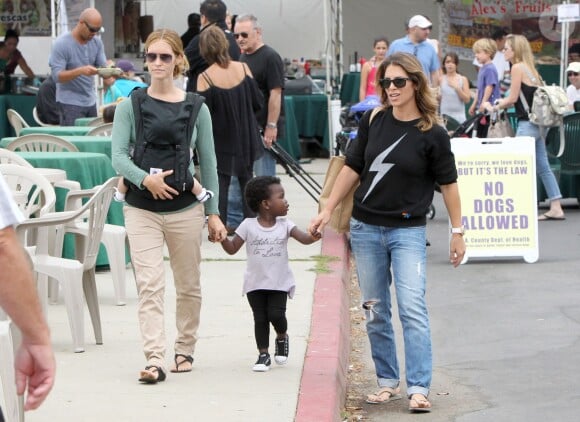 Jillian Michaels et Heidi Rhoades ainsi que leurs deux enfants au Farmer Market à Malibu, le 22 juillet 2012