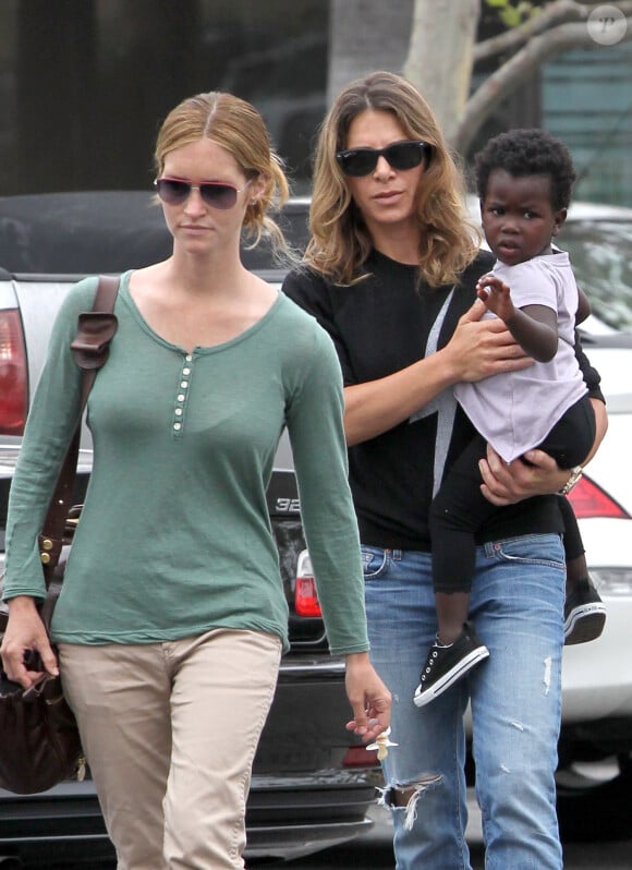 Jillian Michaels et Heidi Rhoades ainsi que leurs deux enfants au Farmer Market à Malibu, le 22 juillet 2012