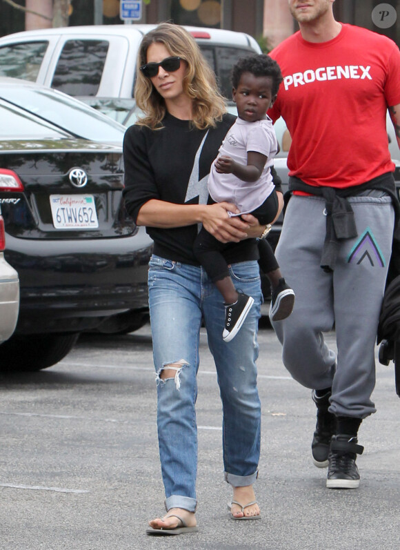 Jillian Michaels, sa compagne Heidi Rhoades ainsi que leurs deux enfants au Farmer Market à Malibu, le 22 juillet 2012