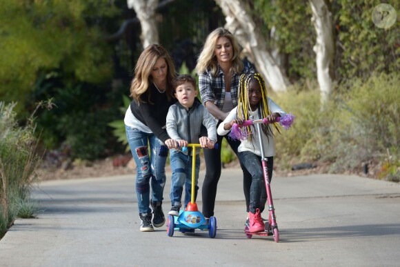 Jillian Michaels et sa compagne Heidi Rhodes accompagnent leurs enfants Lukensia et Phoenix à l'école, Los Angeles, le 1er février 2016