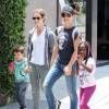 Jillian Michaels et sa compagne ainsi que leurs deux enfants dans les rues de Los Angeles, le 5 juillet 2015