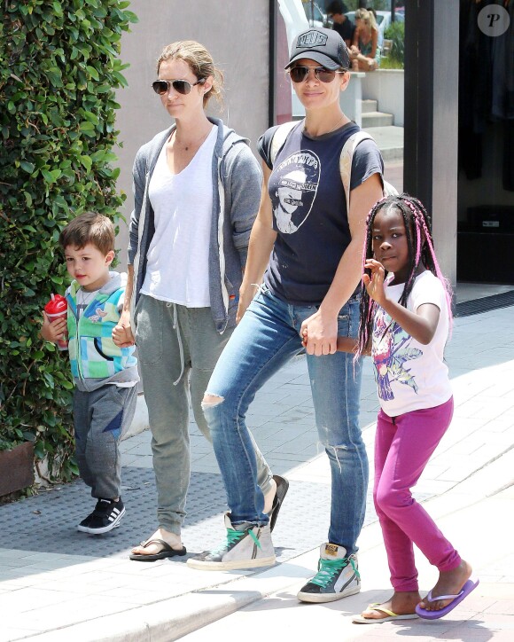 Jillian Michaels et sa compagne ainsi que leurs deux enfants dans les rues de Los Angeles, le 5 juillet 2015
