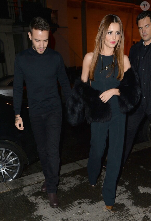 Cheryl Cole (ex Fernandez-Versini) et son nouveau compagnon Liam Payne (One Direction) main dans la main lors de leur sortie au restaurant Salmontini à Londres, le 9 mars 2016. En compagnie de la mère de Cheryl, Joan Callaghan, et d'amis proches, ils ont fêté l'anniversaire de Lily England, l'assistante de Cheryl, qui vient d'avoir 30 ans. Le couple est arrivé vers 20h30, et est reparti vers 1h30 du matin.