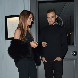 Cheryl Cole (ex Fernandez-Versini) et son nouveau compagnon Liam Payne (One Direction) main dans la main lors de leur sortie au restaurant Salmontini à Londres, le 9 mars 2016. En compagnie de la mère de Cheryl, Joan Callaghan, et d'amis proches, ils ont fêté l'anniversaire de Lily England, l'assistante de Cheryl, qui vient d'avoir 30 ans. Le couple est arrivé vers 20h30, et est reparti vers 1h30 du matin.