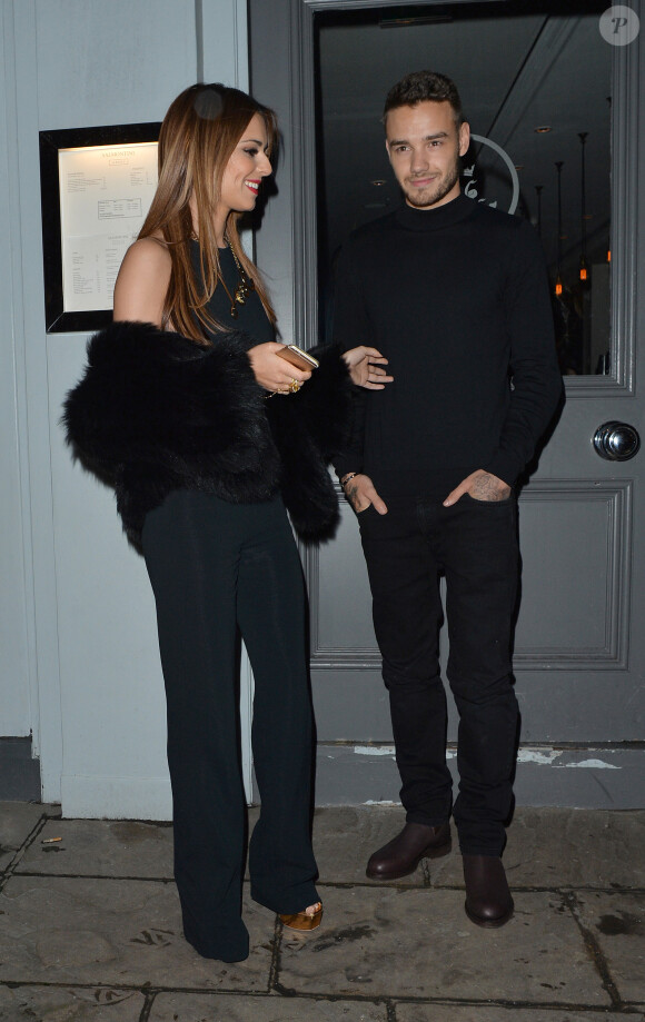 Cheryl Cole (ex Fernandez-Versini) et son nouveau compagnon Liam Payne (One Direction) main dans la main lors de leur sortie au restaurant Salmontini à Londres, le 9 mars 2016. En compagnie de la mère de Cheryl, Joan Callaghan, et d'amis proches, ils ont fêté l'anniversaire de Lily England, l'assistante de Cheryl, qui vient d'avoir 30 ans. Le couple est arrivé vers 20h30, et est reparti vers 1h30 du matin.