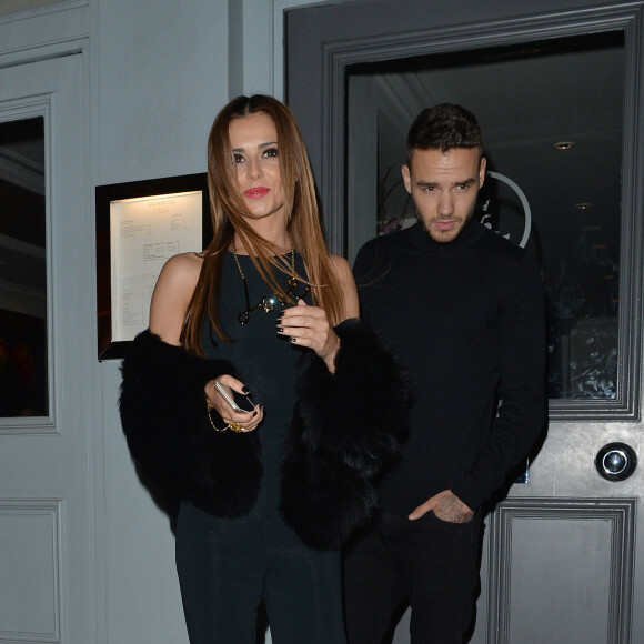 Cheryl Cole (ex Fernandez-Versini) et son nouveau compagnon Liam Payne (One Direction) main dans la main lors de leur sortie au restaurant Salmontini à Londres, le 9 mars 2016. En compagnie de la mère de Cheryl, Joan Callaghan, et d'amis proches, ils ont fêté l'anniversaire de Lily England, l'assistante de Cheryl, qui vient d'avoir 30 ans. Le couple est arrivé vers 20h30, et est reparti vers 1h30 du matin.