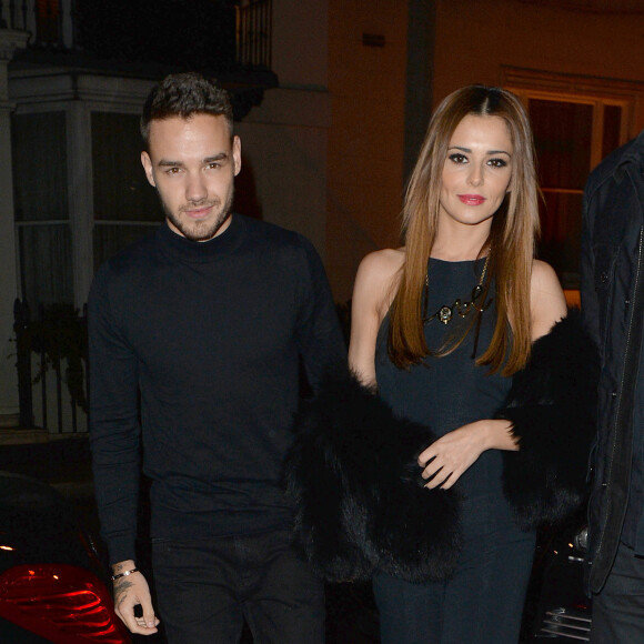 Cheryl Cole (ex Fernandez-Versini) et son nouveau compagnon Liam Payne (One Direction) main dans la main lors de leur sortie au restaurant Salmontini à Londres, le 9 mars 2016. En compagnie de la mère de Cheryl, Joan Callaghan, et d'amis proches, ils ont fêté l'anniversaire de Lily England, l'assistante de Cheryl, qui vient d'avoir 30 ans. Le couple est arrivé vers 20h30, et est reparti vers 1h30 du matin.