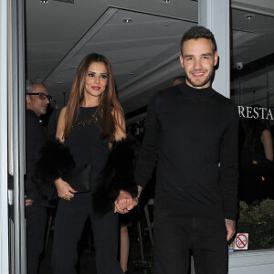 Cheryl Cole (ex Fernandez-Versini) et son nouveau compagnon Liam Payne (One Direction) main dans la main lors de leur sortie au restaurant Salmontini à Londres, le 9 mars 2016. En compagnie de la mère de Cheryl, Joan Callaghan, et d'amis proches, ils ont fêté l'anniversaire de Lily England, l'assistante de Cheryl, qui vient d'avoir 30 ans. Le couple est arrivé vers 20h30, et est reparti vers 1h30 du matin.