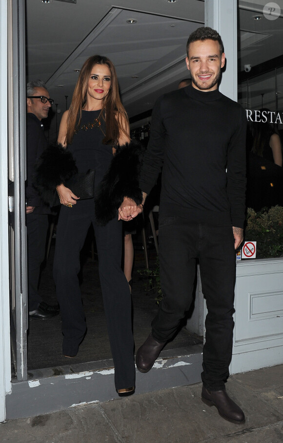 Cheryl Cole (ex Fernandez-Versini) et son nouveau compagnon Liam Payne (One Direction) main dans la main lors de leur sortie au restaurant Salmontini à Londres, le 9 mars 2016. En compagnie de la mère de Cheryl, Joan Callaghan, et d'amis proches, ils ont fêté l'anniversaire de Lily England, l'assistante de Cheryl, qui vient d'avoir 30 ans. Le couple est arrivé vers 20h30, et est reparti vers 1h30 du matin.