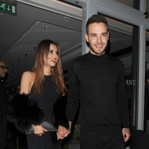 Cheryl Cole (ex Fernandez-Versini) et son nouveau compagnon Liam Payne (One Direction) main dans la main lors de leur sortie au restaurant Salmontini à Londres, le 9 mars 2016. En compagnie de la mère de Cheryl, Joan Callaghan, et d'amis proches, ils ont fêté l'anniversaire de Lily England, l'assistante de Cheryl, qui vient d'avoir 30 ans. Le couple est arrivé vers 20h30, et est reparti vers 1h30 du matin.