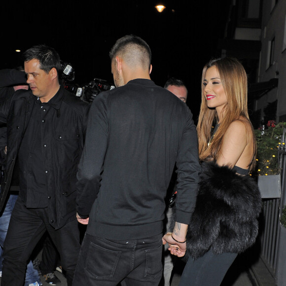 Cheryl Cole (ex Fernandez-Versini) et son nouveau compagnon Liam Payne (One Direction) main dans la main lors de leur sortie au restaurant Salmontini à Londres, le 9 mars 2016. En compagnie de la mère de Cheryl, Joan Callaghan, et d'amis proches, ils ont fêté l'anniversaire de Lily England, l'assistante de Cheryl, qui vient d'avoir 30 ans. Le couple est arrivé vers 20h30, et est reparti vers 1h30 du matin.