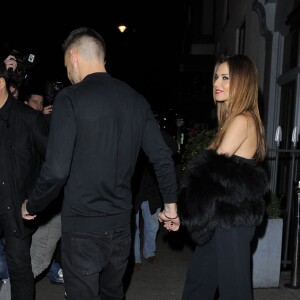 Cheryl Cole (ex Fernandez-Versini) et son nouveau compagnon Liam Payne (One Direction) main dans la main lors de leur sortie au restaurant Salmontini à Londres, le 9 mars 2016. En compagnie de la mère de Cheryl, Joan Callaghan, et d'amis proches, ils ont fêté l'anniversaire de Lily England, l'assistante de Cheryl, qui vient d'avoir 30 ans. Le couple est arrivé vers 20h30, et est reparti vers 1h30 du matin.