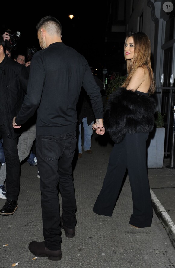 Cheryl Cole (ex Fernandez-Versini) et son nouveau compagnon Liam Payne (One Direction) main dans la main lors de leur sortie au restaurant Salmontini à Londres, le 9 mars 2016. En compagnie de la mère de Cheryl, Joan Callaghan, et d'amis proches, ils ont fêté l'anniversaire de Lily England, l'assistante de Cheryl, qui vient d'avoir 30 ans. Le couple est arrivé vers 20h30, et est reparti vers 1h30 du matin.
