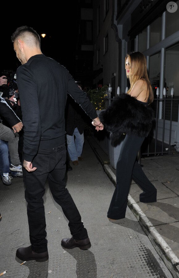 Cheryl Cole (ex Fernandez-Versini) et son nouveau compagnon Liam Payne (One Direction) main dans la main lors de leur sortie au restaurant Salmontini à Londres, le 9 mars 2016. En compagnie de la mère de Cheryl, Joan Callaghan, et d'amis proches, ils ont fêté l'anniversaire de Lily England, l'assistante de Cheryl, qui vient d'avoir 30 ans. Le couple est arrivé vers 20h30, et est reparti vers 1h30 du matin.