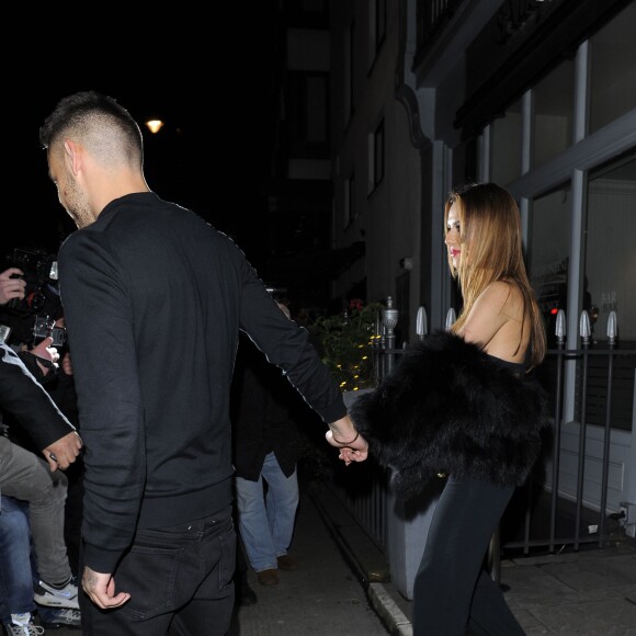 Cheryl Cole (ex Fernandez-Versini) et son nouveau compagnon Liam Payne (One Direction) main dans la main lors de leur sortie au restaurant Salmontini à Londres, le 9 mars 2016. En compagnie de la mère de Cheryl, Joan Callaghan, et d'amis proches, ils ont fêté l'anniversaire de Lily England, l'assistante de Cheryl, qui vient d'avoir 30 ans. Le couple est arrivé vers 20h30, et est reparti vers 1h30 du matin.