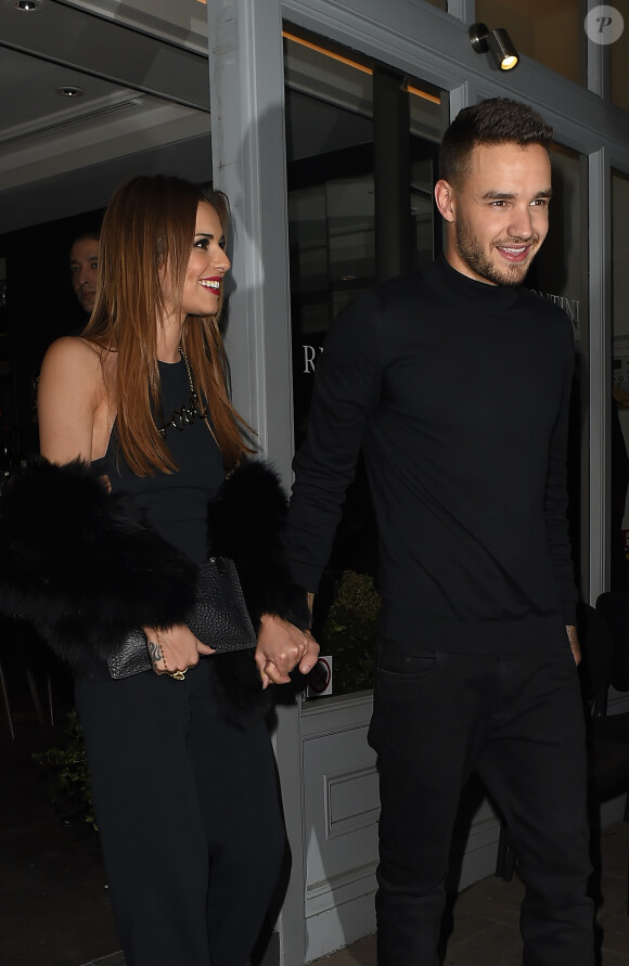 Cheryl Cole (ex Fernandez-Versini) et son nouveau compagnon Liam Payne (One Direction) main dans la main lors de leur sortie au restaurant Salmontini à Londres, le 9 mars 2016. En compagnie de la mère de Cheryl, Joan Callaghan, et d'amis proches, ils ont fêté l'anniversaire de Lily England, l'assistante de Cheryl, qui vient d'avoir 30 ans. Le couple est arrivé vers 20h30, et est reparti vers 1h30 du matin.