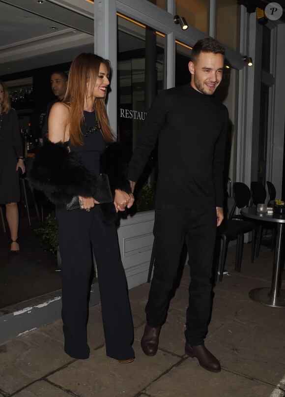 Cheryl Cole (ex Fernandez-Versini) et son nouveau compagnon Liam Payne (One Direction) main dans la main lors de leur sortie au restaurant Salmontini à Londres, le 9 mars 2016. En compagnie de la mère de Cheryl, Joan Callaghan, et d'amis proches, ils ont fêté l'anniversaire de Lily England, l'assistante de Cheryl, qui vient d'avoir 30 ans. Le couple est arrivé vers 20h30, et est reparti vers 1h30 du matin.