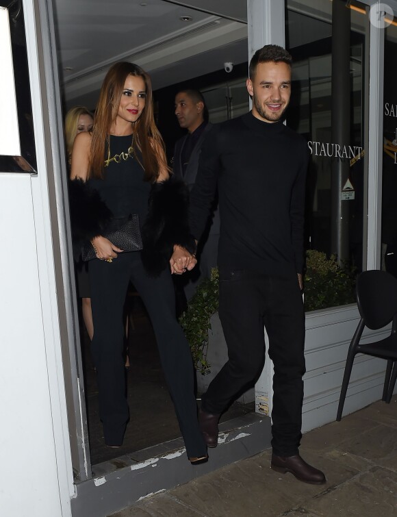 Cheryl Cole (ex Fernandez-Versini) et son nouveau compagnon Liam Payne (One Direction) main dans la main lors de leur sortie au restaurant Salmontini à Londres, le 9 mars 2016. En compagnie de la mère de Cheryl, Joan Callaghan, et d'amis proches, ils ont fêté l'anniversaire de Lily England, l'assistante de Cheryl, qui vient d'avoir 30 ans. Le couple est arrivé vers 20h30, et est reparti vers 1h30 du matin.