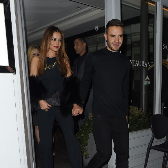 Cheryl Cole (ex Fernandez-Versini) et son nouveau compagnon Liam Payne (One Direction) main dans la main lors de leur sortie au restaurant Salmontini à Londres, le 9 mars 2016. En compagnie de la mère de Cheryl, Joan Callaghan, et d'amis proches, ils ont fêté l'anniversaire de Lily England, l'assistante de Cheryl, qui vient d'avoir 30 ans. Le couple est arrivé vers 20h30, et est reparti vers 1h30 du matin.