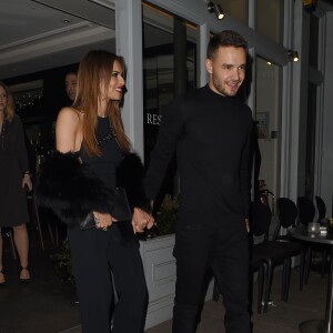 Cheryl Cole (ex Fernandez-Versini) et son nouveau compagnon Liam Payne (One Direction) main dans la main lors de leur sortie au restaurant Salmontini à Londres, le 9 mars 2016. En compagnie de la mère de Cheryl, Joan Callaghan, et d'amis proches, ils ont fêté l'anniversaire de Lily England, l'assistante de Cheryl, qui vient d'avoir 30 ans. Le couple est arrivé vers 20h30, et est reparti vers 1h30 du matin.